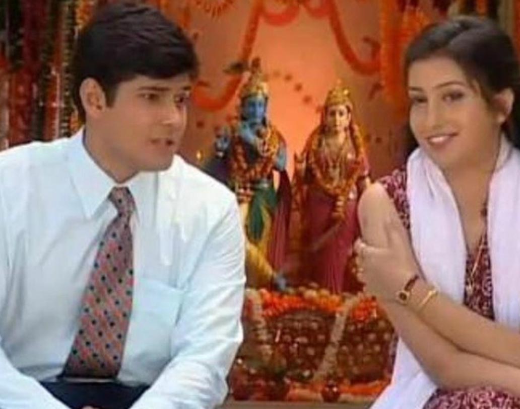 ১৯৯৪ সালে ‘দেখ ভাই দেখ’ নামক হিন্দি ধারাবাহিকে অভিনয় জীবনের হাতেখড়ি। এর পর ‘আর্জু’, ‘সুহানা সফর’, ‘মেহেন্দি তেরে নাম কী’র মতো ধারাবাহিকেও অভিনয় করেছিলেন। তবে সবচেয়ে বেশি জনপ্রিয়তা পেয়েছিলেন ‘কিউকি সাস...’-এ অভিনয় করেই। ২০০০ থেকে টানা আট বছর এই ধারাবাহিকটি অসম্ভব জনপ্রিয়তা পেয়েছিল।