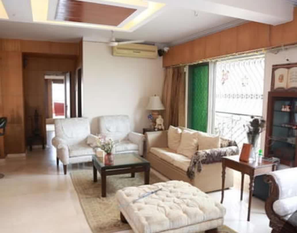 মুম্বইয়ের কান্দিভালির একটি ফ্ল্যাট থেকে মালাড এলাকায় একটি ফ্ল্যাটে স্থানান্তরের পরই অবসাদে ভুগতে শুরু করেন তিনি।