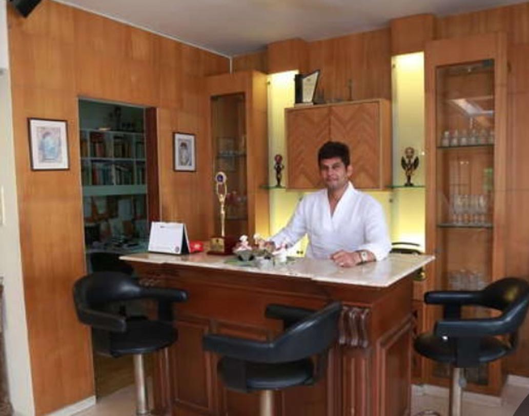 কারণ হিসেবে অভিনেতা জানিয়েছেন, সেই সময় তাঁর জীবনে দু’টি বিপর্যয় ঘটে গিয়েছিল। সবচেয়ে বড় কারণ ছিল তাঁর মায়ের মৃত্যু। একই বছরে ‘কিউকি সাস ভী কভী বহু থী’ ধারাবাহিকে কাজ ছেড়ে দেওয়ার সিদ্ধান্ত নিয়েছিলেন তিনি। এরপর থেকেই মালাডের ওই ফ্ল্যাটে থাকতে কষ্ট হত তাঁর। এক সময় গভীর অবসাদে ভুগতে শুরু করেন তিনি।