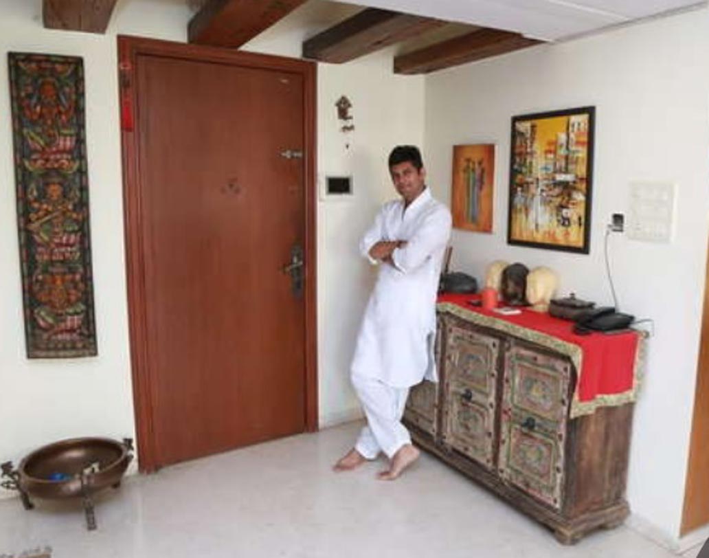 মিহিরের দাবি, এর পরই অবসাদ কাটাতে সিদ্ধান্ত নিয়ে ফেলেন বাসস্থান পরিবর্তনের। ভারসোভা এলাকায় একটি ৫ বিএইচকে ফ্ল্যাট কিনে ফেলেন অভিনেতা।