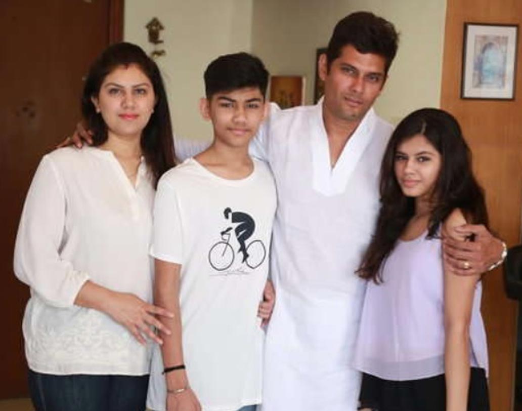 দুই সন্তান শেনাব ও আর্যমান এবং স্ত্রী হেতালের সঙ্গে এখন ফ্ল্যাটেই তাঁর সুখের সংসার।