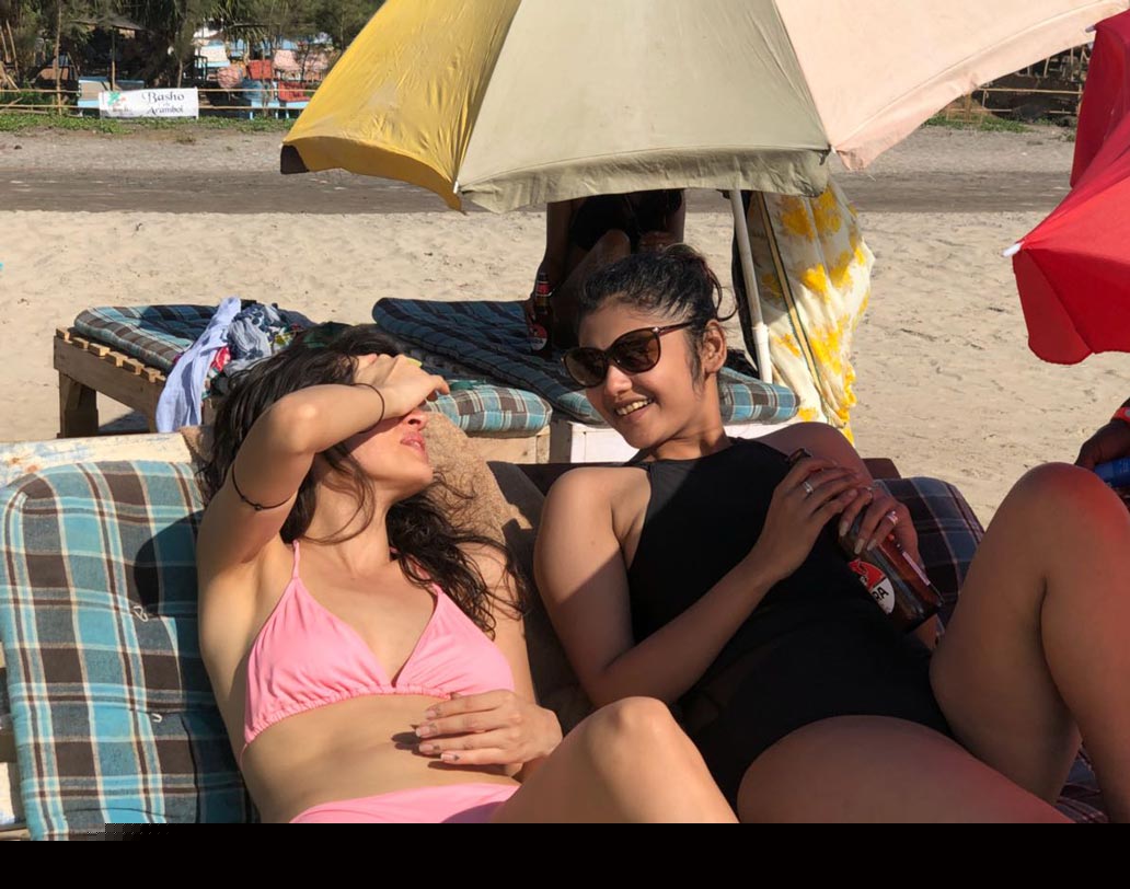 পোস্ট বার্থডে সেলিব্রেশনে গোয়া। তাও আবার প্রিয় বন্ধুদের নিয়ে। এমন সৌভাগ্য ক’জনের হয়! তাই এক মুহূর্তও নষ্ট হতে দেননি সায়নী।