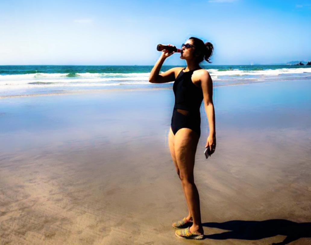 ইচ্ছে মতো যেমন খুশি হাওয়ার সঙ্গে উড়লেন তাঁরা। মিস করেননি সমুদ্রস্নানও।