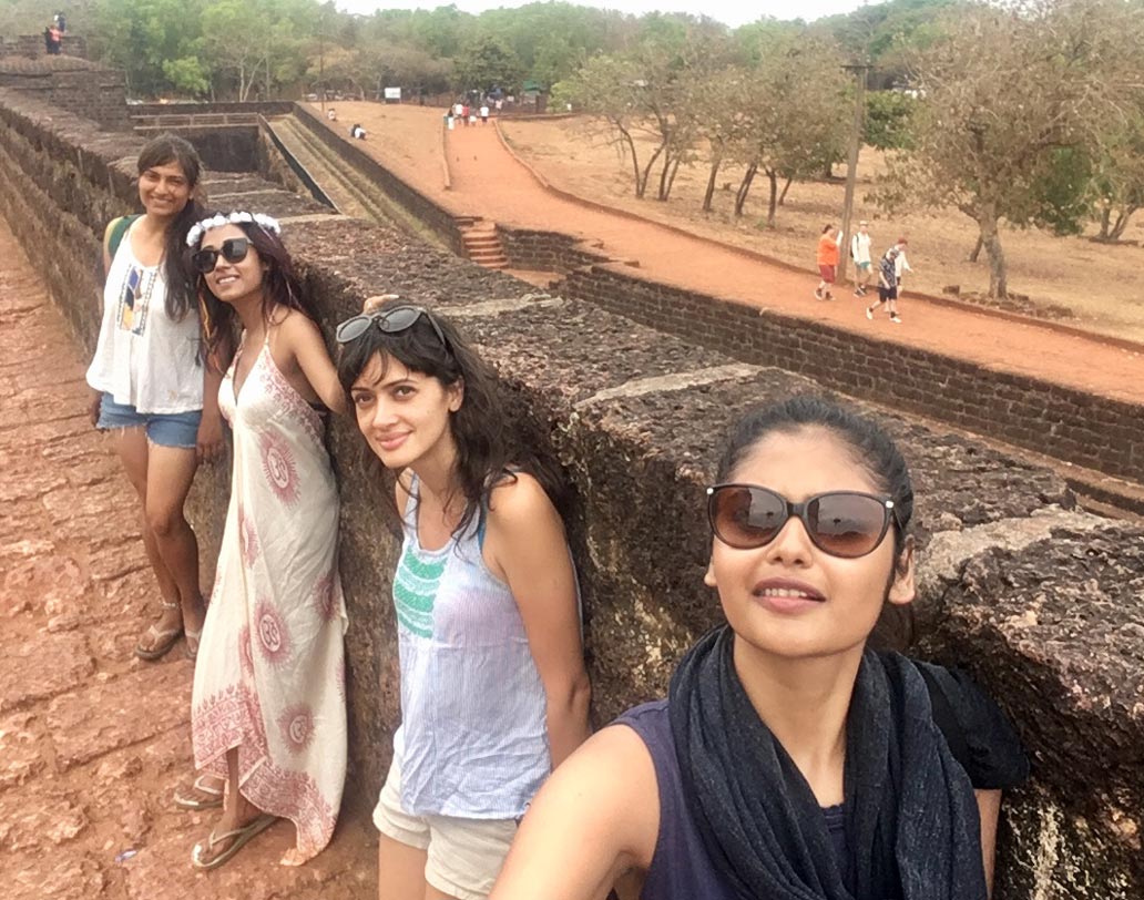 স্পেশ্যাল আকর্ষণ আগুয়ারা ফোর্টে গিয়ে ছবি তোলা। তার সঙ্গে বিচের ধারে বসে পছন্দের গান শোনা। কোহেন থেকে পুরনো হিন্দি গান। তালিকাটা দীর্ঘ। গোয়ায় কার্নিভাল চলছিল, তাই ড্রামের তালে নাচও হয়েছে মন খুলে।