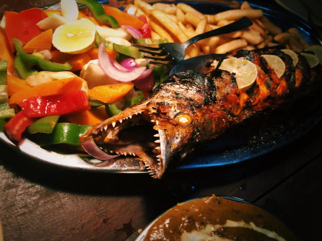 কখনও আবার প্লেট সাজিয়ে এসেছে ‘তন্দুরি কিঙ্গ ফিশ’। ছিল ফ্রুট স্যালাডও।