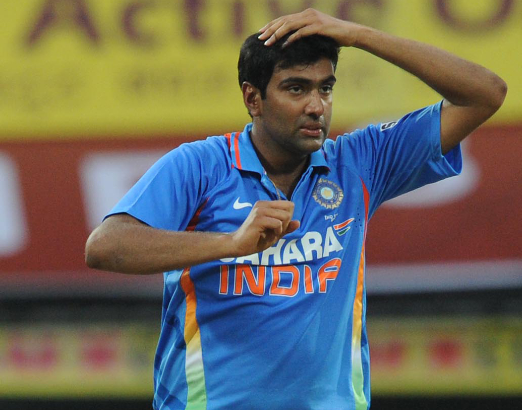 ২০১৬ টি২০ বিশ্বকাপ সেমিফাইনালে ওয়েস্ট ইন্ডিজের বিরুদ্ধে ১৯২ রান তোলে ভারত। রান তাড়া করতে নেমে দ্রুত আউট হয়ে যান ক্রিস গেল এবং মার্লন স্যামুয়েলস। ১৮ রানের মাথায় অশ্বিনের বলে আউট হন সিমন্স। কিন্তু পরে দেখা যায় বলটি নো ছিল। অপরাজিত ৮২ করে দলকে জিতিয়ে দেন সিমন্স।