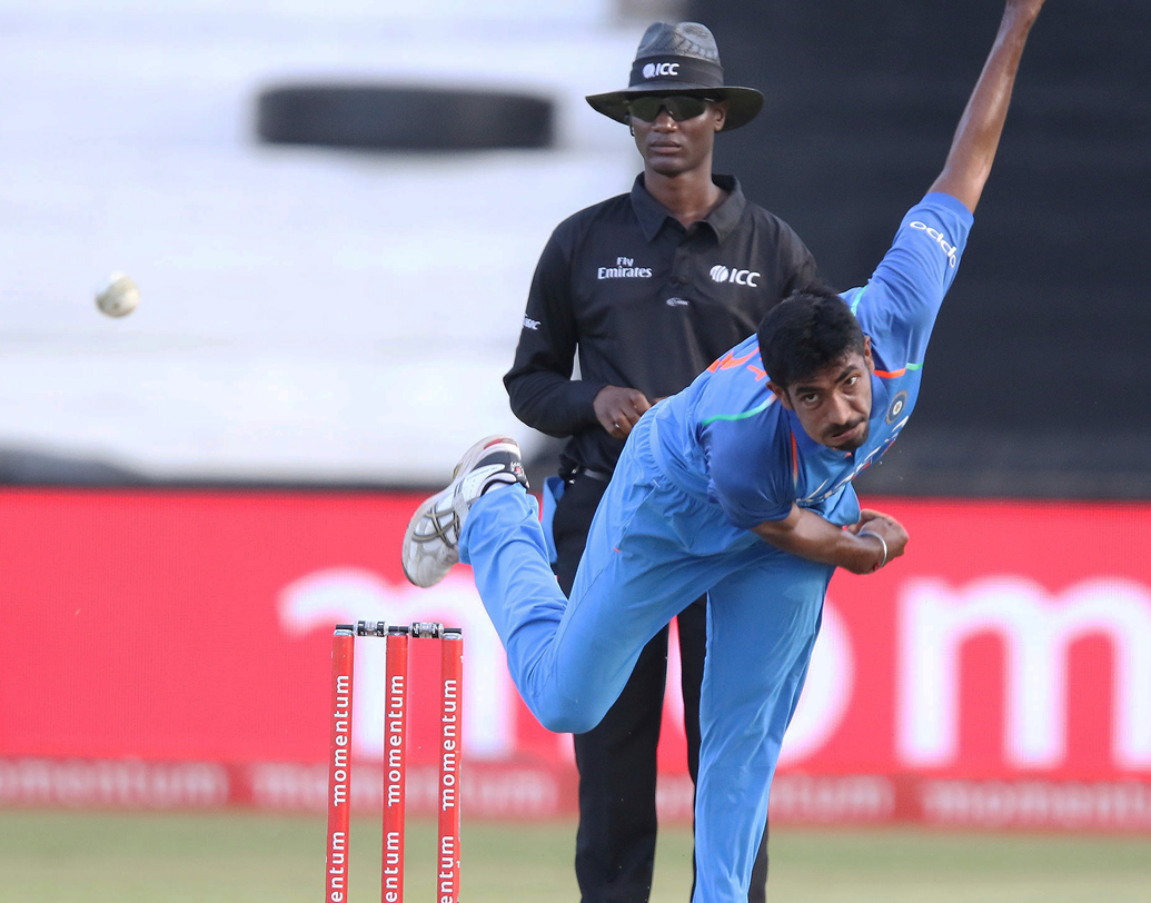 অধিনায়ক রোহিত শর্মার সেটা ছিল প্রথম ম্যাচ। গত বছর ধর্মশালার সেই ম্যাচে মাত্র ১১২ রানে শেষ হয় ভারতের ইনিংস। রান তাড়া করতে নেমে দু’উইকেট হারিয়ে চাপে পড়ে যায় শ্রীলঙ্কা। এর পর যশপ্রীত বুমরার বলে আউট হন উপুল থরঙ্গাও। কিন্তু নো বল হওয়ায় ফের সুযোগ পান তিনি। তাঁর ৪৯ রানের ইনিংসে ভর করে ম্যাচ সহজেই জিতে যায় শ্রীলঙ্কা।