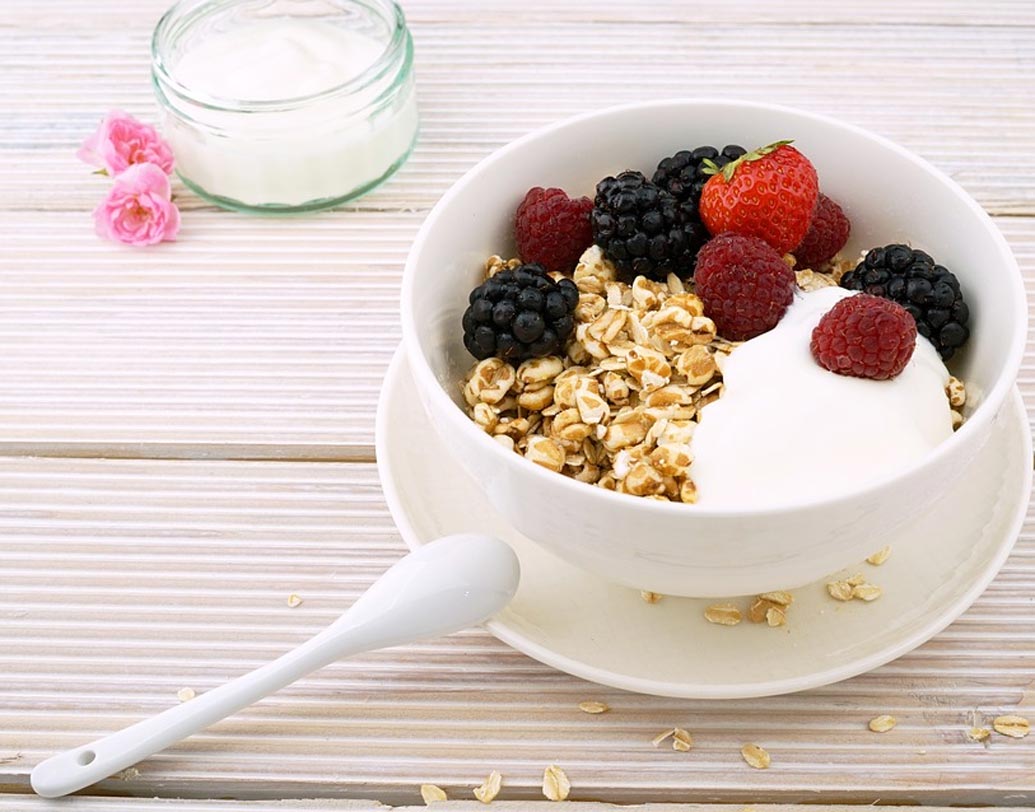 ওটস: সুপারমার্কেটে যে সব ওটস পাওয়া যায় সেগুলোতে অ্যাডেড সুগার থাকে। ব্রেকফাস্টে ফল, চিয়া সিডস দেওয়া ওভারনাইট ওটস খান। এর মধ্যে থাকা ফাইবার ও প্রোটিন পেট অনেকক্ষণ ভরা রাখবে। কাজে ফোকাস করতেও সাহায্য করবে।