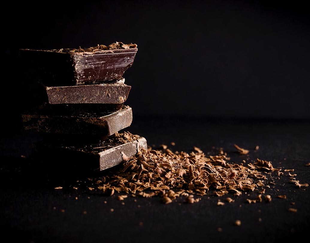 ডার্ক চকোলেট: বিকেলের দিকে যখন ঘুমে ঢুলে পড়েন ডেস্কে বসে তখন খেয়ে নিন এক টুকরো ডার্ক চকোলেট। কফির কাজ করবে ডার্ক চকোলেট। অথচ কফির তুলনায় বেশি স্বাস্থ্যকর।