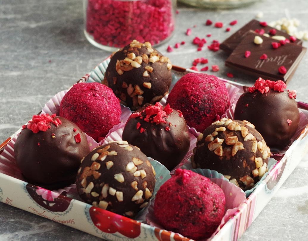 চকোলেট হ্যাম্পার: যারা চকোলেট ভালবাসে তাদের কাছে চকোলেট কখনই পুরনো হয় না। এই দিন সঙ্গীকে উপহার দেওয়ার জন্য চকোলেটের থেকে ভাল আর কিছু হতে পারে না।