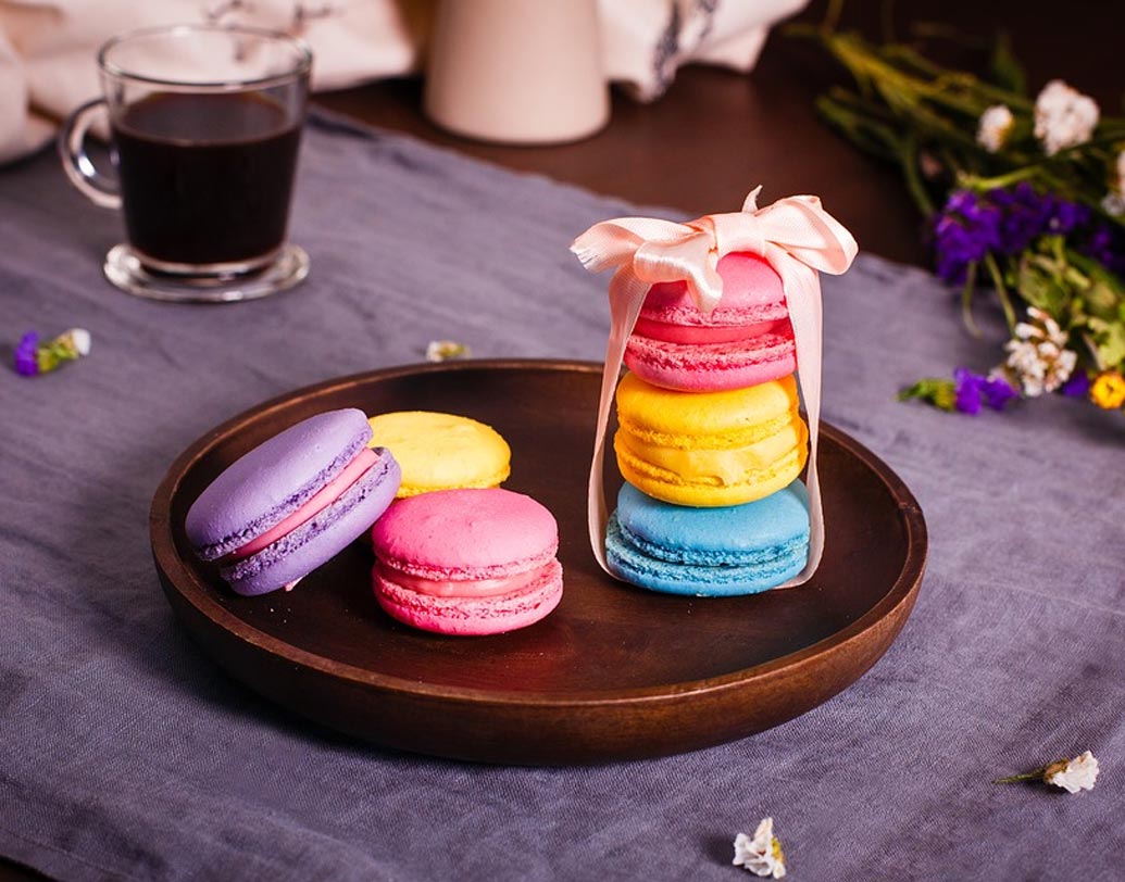 ম্যাকারুন: বাইরে থেকে ক্রিস্পি, ভিতরে চিউই। রোম্যান্টিক গিফট হিসেবে ম্যাকারুন বক্সের থেকে আর ভাল কি হতে পারে? রংবেরঙের এই উপহার প্রেমেও রং নিয়ে আসবে। প্রেম দিবসের সন্ধেটা একে অন্যের সঙ্গে ম্যাকারুন খেয়ে কাটাতে পারেন।