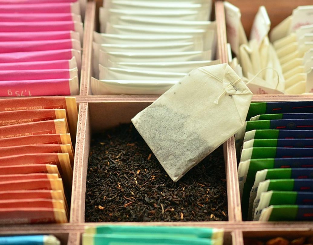 টি বক্স: আপনার সঙ্গী কি চা খেতে ভালবাসেন? আপনারা দুজন কি টি টাইম উপভোগ করেন একসঙ্গে? তা হলে সঙ্গীকে দিতে পারেন নানা রকম ফ্লেভারের টি ব্যাগ বক্স।