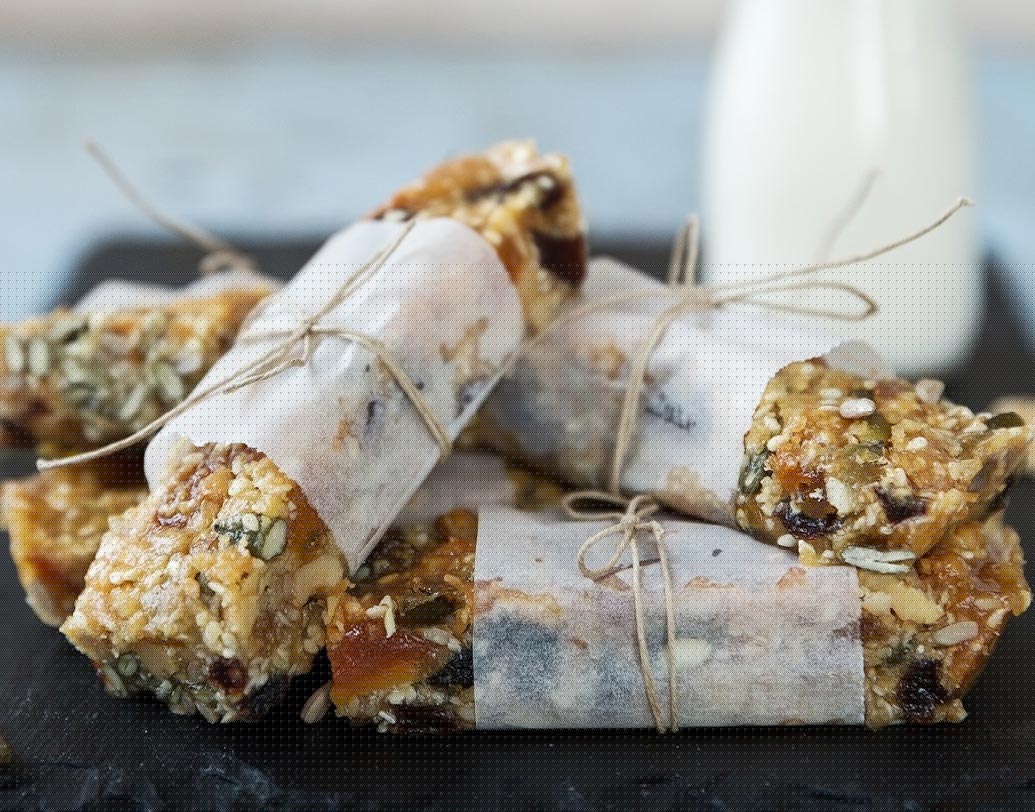 এনার্জি বার: আপনার সঙ্গী কি স্বাস্থ্য সচেতন? এখন একটু পুষ্টিকর খাবারই খাচ্ছেন উনি? তা হলে প্রেম দিবসে সঙ্গীকে উপহার দিতে পারেন এনার্জি বার হ্যাম্পার। যে কোনও স্বাস্থ্য সচেতন মানুষই খুশি হবেন।