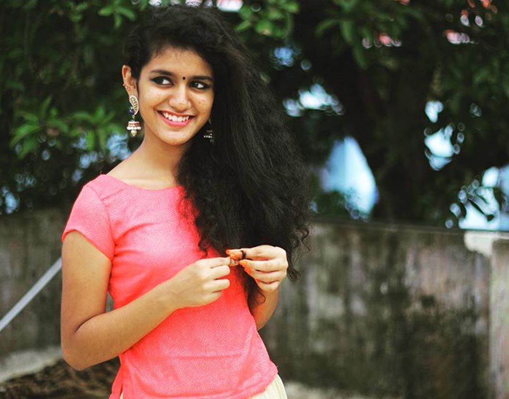 ‘ওরু আদার লভ’ সিনেমার ছোট্ট ক্লিপে কেবল ভ্রু কুঁচকেই আপাতত ইন্টারনেটের ভাইরাল সেনসেশন মালয়ালম অভিনেত্রী প্রিয়া প্রকাশ ভ্যারিয়ার। সবেমাত্র কলেজ গণ্ডিতে পদার্পণ করেছেন প্রিয়া। বয়স মাত্র ১৮ বছর। ইন্টারনেটে ভাইরাল সেই ভিডিও আসতে না আসতেই একরাতেই সেলিব্রিটি।