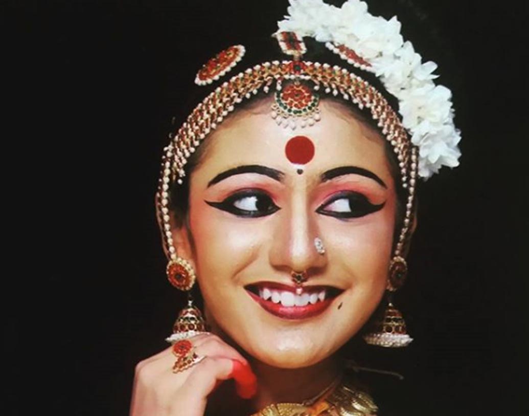 তাঁর ভিডিও ভাইরাল হওয়া মাত্রই একের পর এক প্রেমের প্রস্তাবও পেতে শুরু করেছেন প্রিয়া। তবে শুধু অভিনয় নয়, সুন্দর গানও গাইতে পারেন এই অভিনেত্রী। গানের সঙ্গে নাচটাও বেজায় পছন্দের তাঁর। ক্লাসিক্যাল ডান্সের দিকেই বেশি ঝোঁক প্রিয়ার। আবার র‌্যাম্পেও তিনি সমান সচ্ছল।