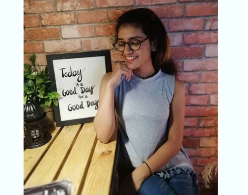 সোশ্যাল মিডিয়ায় এই মুহূর্তে তাঁকে ঘিরে বিরাট চর্চা। ১ কোটিরও বেশি মানুষ ইউটিউবে দেখে ফেলেছেন এই গানটির ভিডিও। এক দিনের মাথায় ইনস্টাগ্রামে তাঁর ফলোয়ার সংখ্যা ২৬ লক্ষ ছাড়িয়ে গিয়েছে। আর টুইটারে প্রিয়া প্রকাশ সদ্য অ্যাকাউন্ট খুলেছেন। টুইটারে তাঁর ফলোয়ার প্রায় ১৭ হাজারের কাছাকাছি। হ্যাশট্যাগ প্রিয়া প্রকাশ ভ্যারিয়ার টুইটারে এই মুহূর্তে ট্রেন্ডিং।