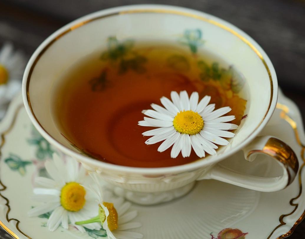 গলা ব্যথার সমস্যায় কাজে আসবে ক্যামোমাইল, গ্রি টি বা রেড বুশ টি।