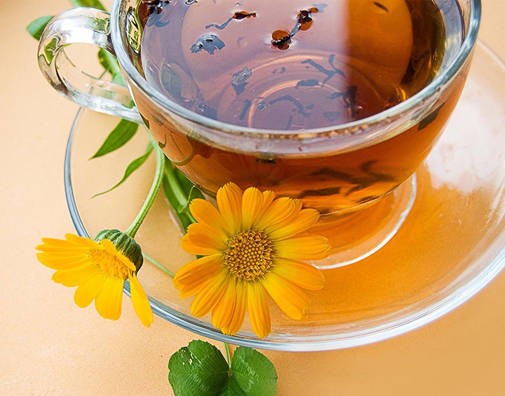 ত্বকের ঔজ্জ্বল্য বাড়াতে ক্যালেন্ডুলা, ক্যামোমাইল, গ্রিন টি, হোয়াইট টি, লাইকোরিস, রুবার্ব চা খান।