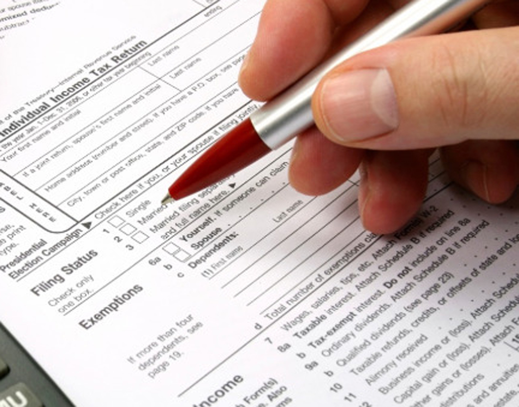 স্ট্যান্ডার্ড ডিডাকশন বাবদ বছরে ৪০ হাজার টাকার কর ছাড়: যাতায়াত খরচ বাবদ আগে ১৯,২০০ টাকা এবং চিকিৎসা খরচের জন্য ১৫,০০০ টাকার উপরে কর ছাড়া মিলত। সব মিলিয়ে তা ছিল ৩৪, ২০০ টাকা। তা বেড়ে দাঁড়িয়েছে ৪০ হাজার টাকা। অর্থমন্ত্রীর দাবি, এতে লাভবান হবেন প্রায় আড়াই কোটি চাকুরীজীবী।