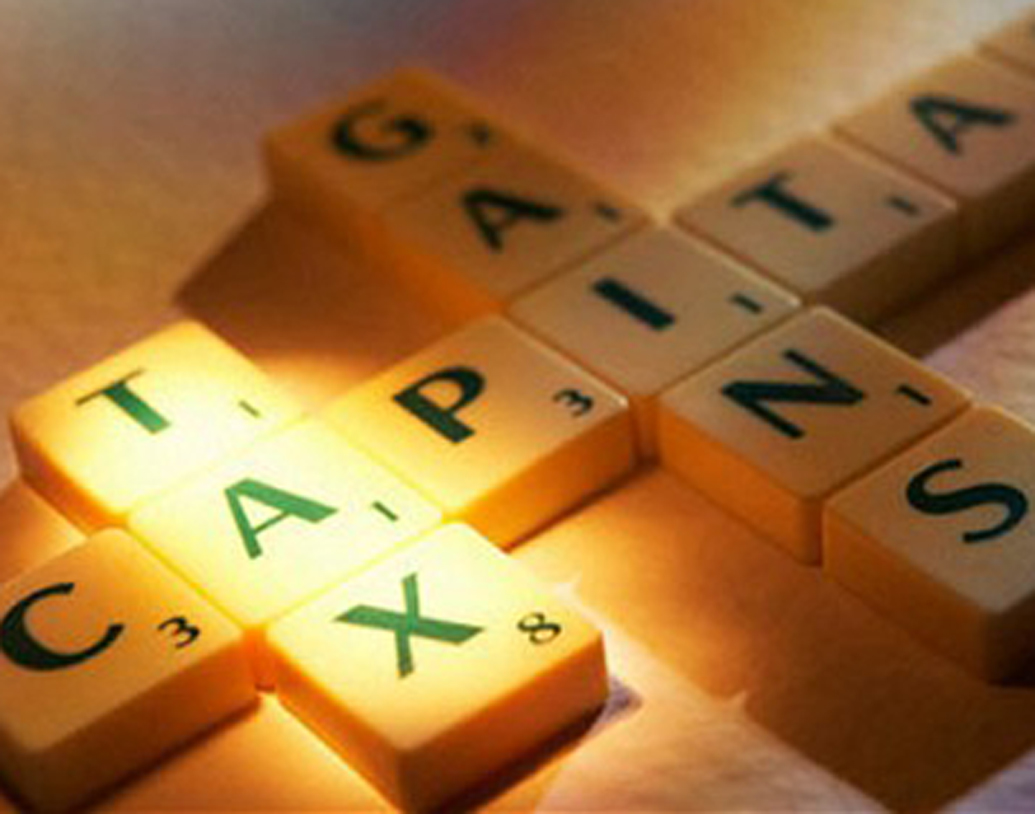 ইক্যুইটি ফান্ডে বিনিয়োগে লং-টার্ম ক্যাপিটাল গেনস ট্যাক্স (দীর্ঘ মেয়াদি মূলধনী লাভ কর) দিতে হবে। নথিভুক্ত সংস্থার শেয়ার ১ বছরের বেশি ধরে রেখে তাতে ১ লক্ষ টাকার বেশি মুনাফা হলে ১০ শতাংশ দীর্ঘ মেয়াদি মূলধনী লাভ কর দিতে হবে। এর মধ্যে সেস যুক্ত নয়। ফলে ওই কর ছাড়াও সেস-সহ হিসেবে দিতে হবে ১০.৪ শতাংশ। তবে চলতি বছরের ৩১ জানুয়ারির আগে মুনাফা হলে তাতে কর দিতে হবে না। ১ এপ্রিলের পরে ওই শেয়ার বিক্রি করলেই কর দিতে হবে।