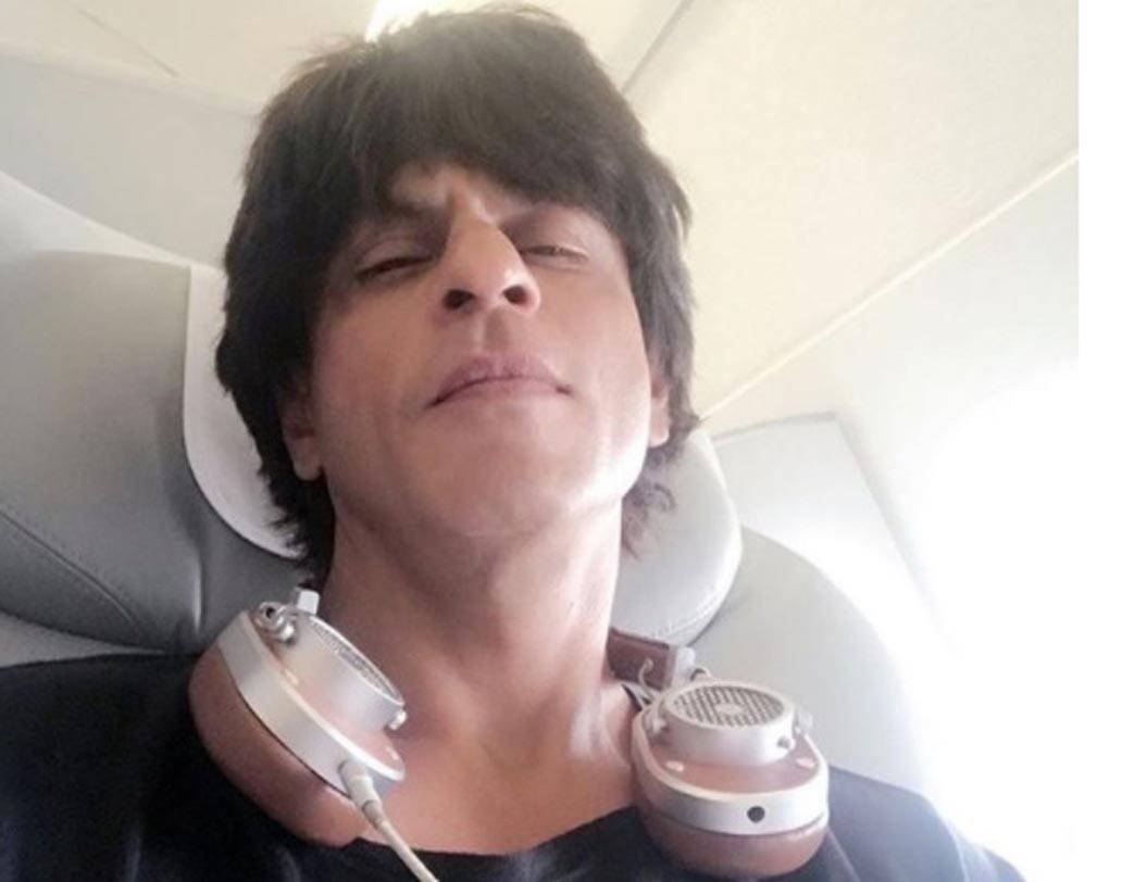 শাহরুখ খান দিনে একবার জুতো খোলেন। এমনকী, অনেক সময়ই তিনি নাকি জুতো পরে শুয়ে পড়েন। একটি সাক্ষাত্কারে নিজেই এ কথা জানিয়েছিলেন বলিউড বাদশা।