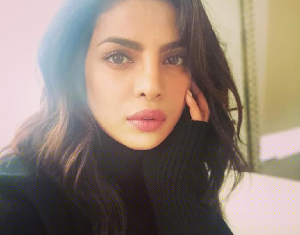 জায়গার জিনিস জায়গা রাখা, এবং জায়গায় খুঁজে পেতেই পছন্দ করেন ‘দেশি গার্ল’। নিজের রেখে যাওয়া জিনিস জায়গায় না পেলে অনেক সময়ই নাকি মেজাজ হারান প্রিয়ঙ্কা চোপড়া।