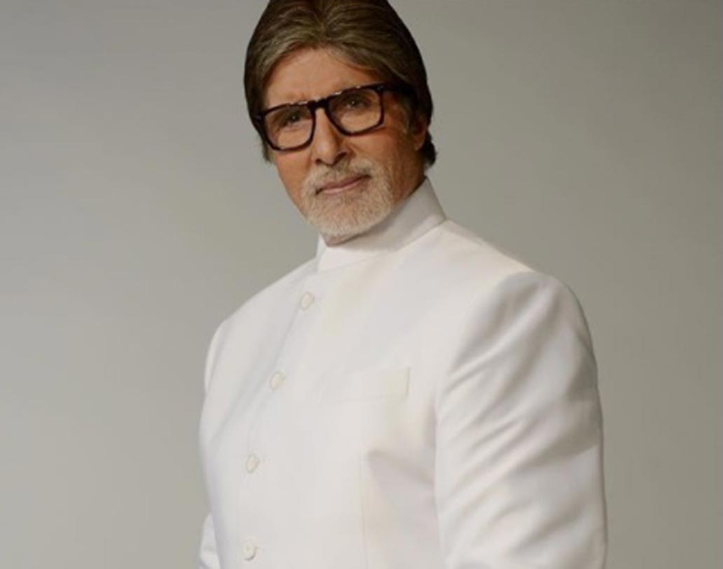 কখনও খেয়াল করে দেখেছেন, অমিতাভ বচ্চন হাতে এক সঙ্গে দু’টি ঘড়ি পরেন। এই অদ্ভুত অভ্যাসটি তাঁর বহুদিনের পুরনো। আসলে, ছেলে অভিষেক যখন বিদেশে পড়াশোনা করতেন, সেই সময় থেকেই অমিতাভের এই অভ্যাস। দু’দেশের টাইমজোন মাথায় রাখতেই নাকি দু’টি ঘড়ি পড়তেন অমিতাভ।