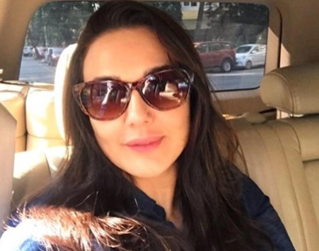 প্রীতি জিন্টারও রয়েছে আজব অভ্যেস। যাকে সহজ কথায় বলে ‘পিতপিতে’ স্বভাব। শোনা যায়, বাথরুম পরিচ্ছন্ন না থাকলে সহ্য করতে পারেন না অভিনেত্রী। এমনকী বাথরুম দেখে তবে হোটেলের রুম বুক করেন প্রীতি।