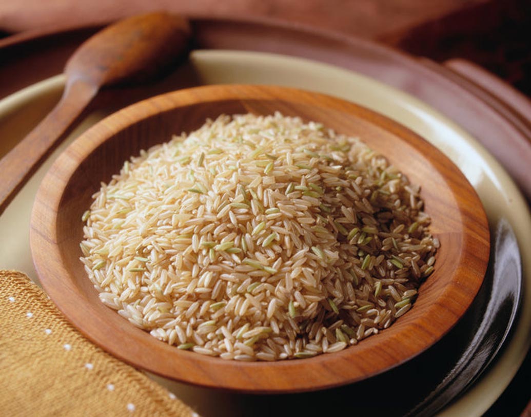 ব্রাউন রাইস: ঢেঁকি ছাঁটা চাল হল ব্রাউন রাইস। সবচেয়ে পুষ্টিকর এই চাল। প্রচুর পরিমাণ থিয়ামিন ও আয়রন রয়েছে ব্রাউন রাইসে। হোয়াইট রাইসের তুলনায় প্রায় দ্বিগুণ সময় লাগে ব্রাউন রাইস সিদ্ধ হতে।