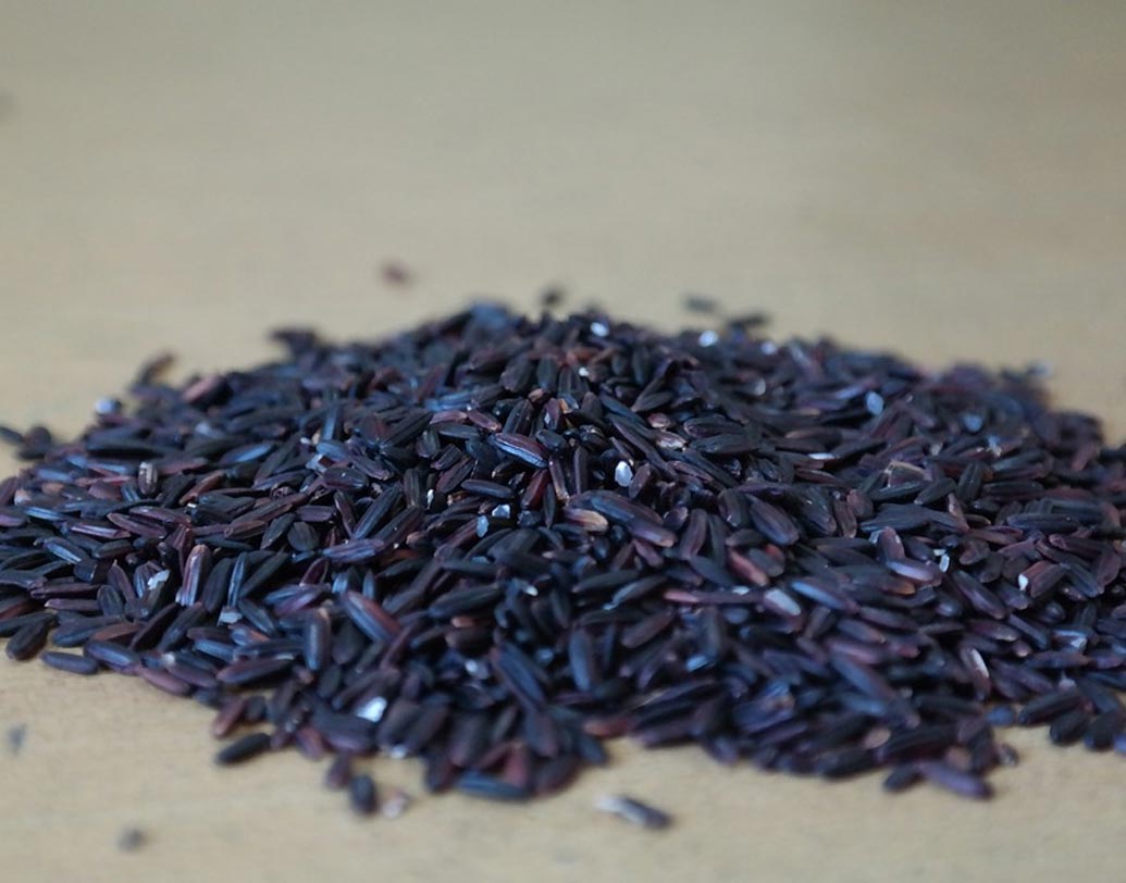 ব্ল্যাক রাইস: চিনে প্রচুর পরিমাণে এই বুনো চালের চাষ হয়। এই চালে প্রচুর অ্যান্থোসিয়ানিন, প্রোটিন, মিনারেল ও ফোলেট থাকে। এই চাল সিদ্ধ হতে সময় লাগে এবং অন্তত তিন চালের তিন গুণ পরিমাণ জল লাগে।