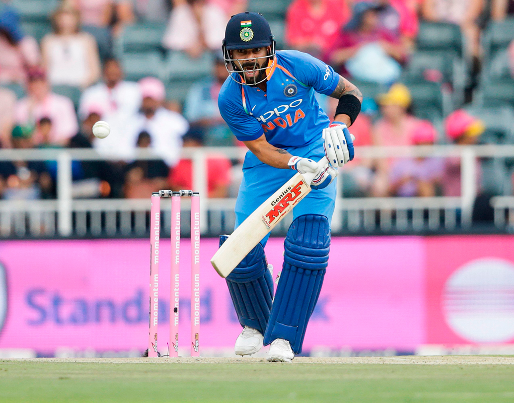 বিরাট কোহালির দাপট: দুর্দান্ত ফর্মে থাকা ভারতীয় অধিনায়ক পাঁচ ইনিংসে ৪০০-এর বেশি রান করে ফেলেছেন। এর মধ্যে দু’টি শতরান। বিরাটকে দেখে মনেই হচ্ছে না যে তিনি আউট হতে পারেন। ছবি: এএফপি।