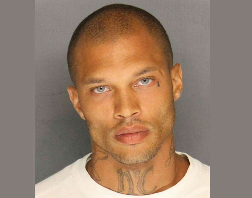 জেরেমি মেকস:
২০১৫ সালে দু’বছরের জন্য জেল হয়েছিল জেরেমির। সেই সময় তাঁর একটি ছবি নিয়ে হইচই পড়ে যায় সোশ্যাল মিডিয়ায়।<br> তাঁর নীলচে চোখ আর সুপার জ-লাইন ঝড় তুলেছিল সোশ্যাল মিডিয়ায়। <br>পরে জেল থেকে ছাড়া পেয়ে লস অ্যাঞ্জেলসে মডেলিং শুরু করেন জেরেমি মেকস।