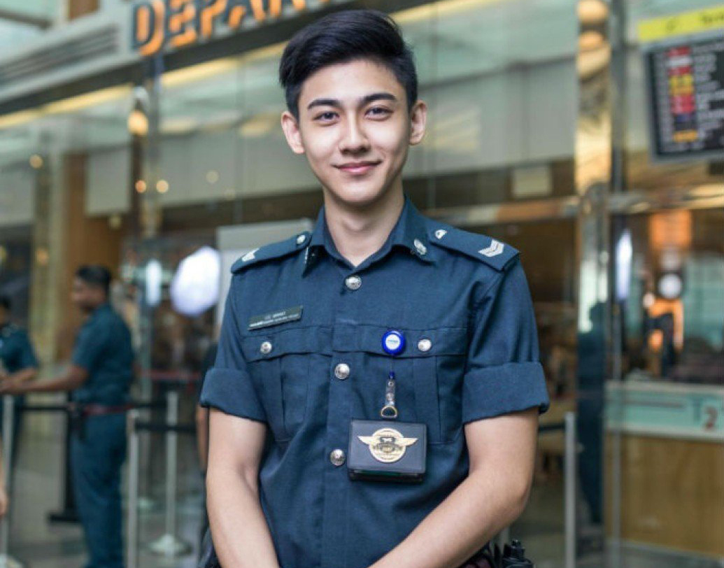 লি মিনওয়ে:
২২ বছরের লি কাজ করত সিঙ্গাপুর এয়ারপোর্টে। কিন্তু কোনও এক ফোটোগ্রাফারের কারসাজিতে এখন ফেমাস মুখ তিনি।<br> গুড লুকিং এই পুলিশ অফিসারকে একবার দেখতে এখন নাকি প্রায়ই বিমানবন্দরে ভিড় জমাচ্ছেন সাধারণ মানুষ।