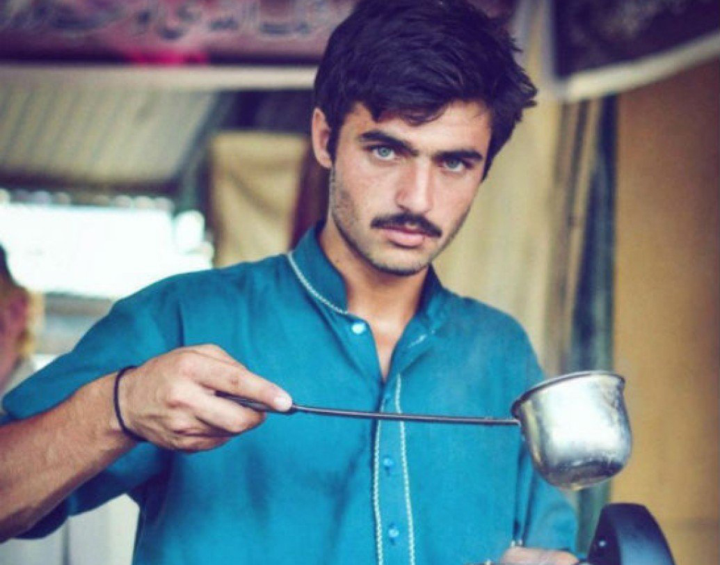 আরশাদ খান:
পাকিস্তানের কোনও এক অখ্যাত গ্রামে চায়ের দোকানে কাজ করছিল আরশাদ।<br> অভ্যস্ত হাতে চা ঢালতে ঢালতে মুখ তুলে তাকিয়েছিল সে। ফোটো উঠল নিমেষে। আপলোড হল সোশ্যাল মিডিয়ায়।<br> সঙ্গে হ্যাশ ট্যাগ ‘নীল চোখ আর গরম চা’। দেখা গেল সত্যি! মুহূর্তে তুমুল জনপ্রিয় সেই নীল চোখের চায়েওয়ালা।<br> সোশ্যাল মিডিয়ার দৌলতে এখন সে মডেল।