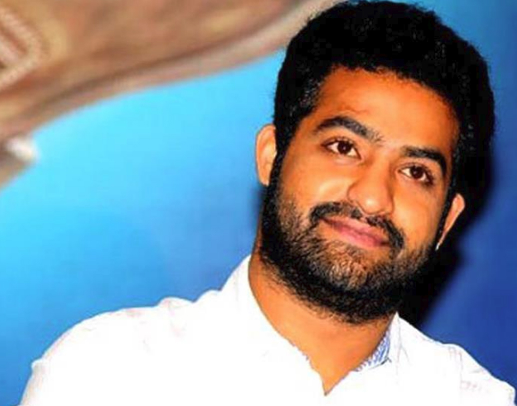 জুনিয়র এনটিআর: তেলুগু ছবির জনপ্রিয় মুখ জুনিয়র এনটিআরের আসল নাম জানেন? নন্দমুরি তারকা রামা রাও জুনিয়র। ২০০০ সালে প্রথম অভিনয় জীবনে পা রাখেন তিনি।