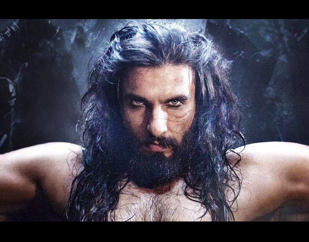 পদ্মাবত-রণবীর সিংহ: বহু বাধা বিপত্তির বেড়াজাল পেরিয়ে মুক্তি পেয়েছে সঞ্জয় লীলা ভন্সালীর ‘পদ্মাবত’। এই ছবিটিতে খল চরিত্র আলাউদ্দিন খিলজীর ভূমিকায় দেখা গিয়েছে রণবীর সিংহকে।