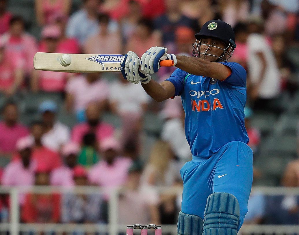 মহেন্দ্র সিংহ ধোনি: বয়স বাড়লেও এখনও ভারতীয় দলের সম্পদ ধোনি। ধোনিকে বাইরে রাখার ‘সাহস’ দেখাবে না ভারতীয় টিম ম্যানেজমেন্ট।