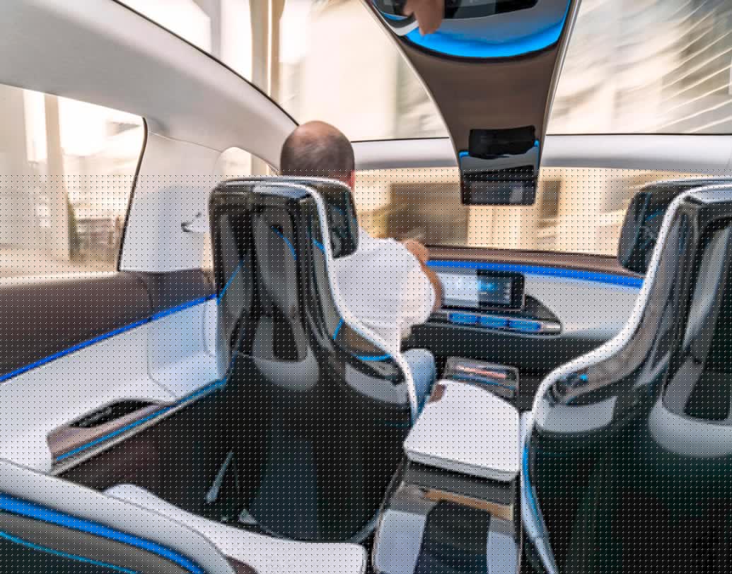 চার আসন বিশিষ্ট ‘কনসেপ্ট ইকিউ’র ইন্টিরিয়রেও রয়েছে নতুনত্বের ছোঁয়া। গাড়ির সিট অ্যাডজাস্টমেন্ট, তাপমাত্রা নিয়ন্ত্রণ, ডোর লক— সব কিছুই একটি ‘স্মার্ট টাচ’-এর মাধ্যমে নিয়ন্ত্রিত হয়।