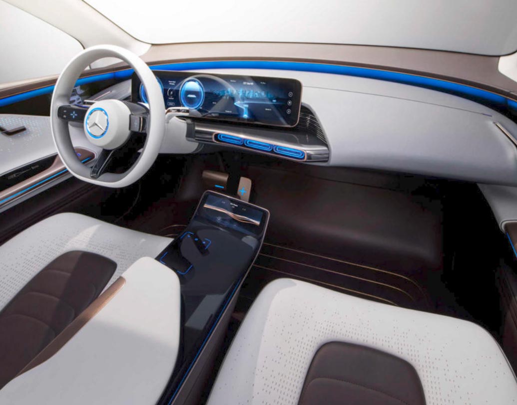 চালকের আসনের সামনে রয়েছে একটি ২৪ ইঞ্চি ফ্ল্যাট টিএফটি ‘স্মার্ট টাচ’ নিয়ন্ত্রিত ডিসপ্লে। যেখানে গাড়ির গতি, ব্যাটারির চার্জের পরিমাণ, জিপিএস ন্যাভিগেশন, গুগল ম্যাপ— প্রয়োজনীয় সবকিছুই দেখা যাবে।