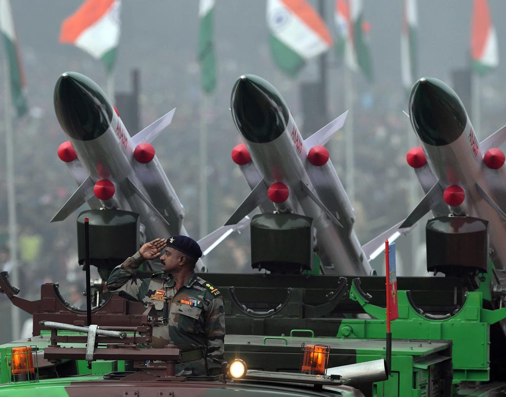 বিশ্বের কোন দেশ সামরিক খাতে কত অর্থ বরাদ্দ করে, তা নিয়ে প্রতি বছরই সমীক্ষা চালায় ‘ইন্টারন্যাশনাল ইনস্টিটিউট ফর স্ট্র্যাটেজিক স্টাডিজ’ (আইআইএসএস)। আইআইএসএস-এর ‘মিলিটারি ব্যালেন্স ২০১৮’-র রিপোর্টে দেখা গিয়েছে ২০১৭ সালে প্রতিরক্ষা খাতে বরাদ্দের ভিত্তিতে প্রথম পাঁচটি দেশের তালিকায় জায়গা করে নিয়েছে ভারত। ২০১৬ সালে ভারত ছিল ষষ্ঠ স্থানে।