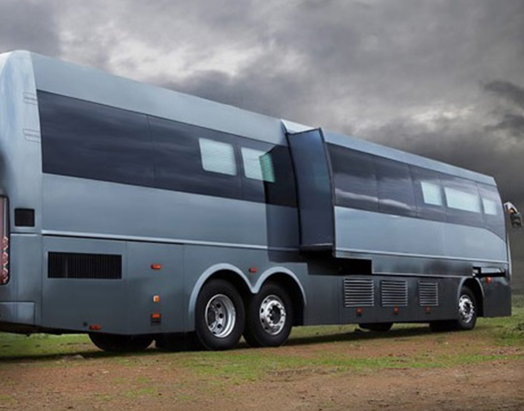 বলিউডের অন্যতম গ্ল্যামারাস নায়িকার ভ্যানিটি ভ্যান যে দেখার মতোই হবে সে আর বলার অপেক্ষা রাখে না। ঐশ্বর্যা রাই বচ্চনের রয়েছে একটি ক্লাসিক ভ্যানিটি ভ্যান। সাদা ও খয়েরি রঙের মিশেলে সাজানো গোটা ভ্যান। ভিতরে অভিষেক ও আরাধ্যাকে নিয়ে তাঁর একটি বিরাট পোর্ট্রেট রয়েছে। বিশ্রাম ঘর, রান্নাঘর ও বাথরুম তো আছেই।