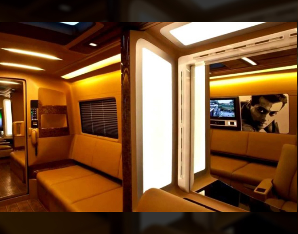 সলমনের ভ্যানিটি ভ্যানের ডিজাইন করেছেন দিলীপ ছাবারিয়া। ১৪ মিটার লম্বা এই ভলভো নাইন বি আর ভ্যানিটি ভ্যানে চারটি ঘর রয়েছে। বিছানা, কাউচ, বড় টিভি এবং গেমিং স্টেশন রয়েছে। এটিরও ইন্টেরিয়র কাঠের তৈরি। রয়েছে মিনি জিমও।