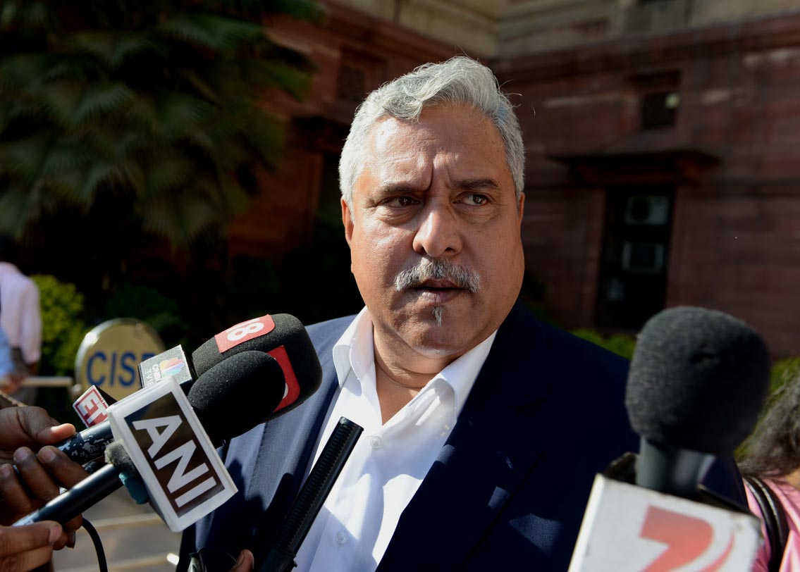 বিজয় মাল্য:
ভারতীয় ব্যাঙ্ক থেকে ৯ হাজার কোটি টাকার ঋণ খেলাপের মামলায় অভিযুক্ত বিজয় মাল্য। মদ-ব্যবসায়ী, ৬১ বছর বয়সী এই ধনকুবের ২০১৬-র মার্চে ভারত ছেড়ে পালিয়ে যান। তখন থেকেই রয়েছেন ব্রিটেনে। সেখানে একাধিক বার মাল্য গ্রেফতারও হন। কিন্তু প্রতি বারই জামিনে মুক্ত হয়েছেন।