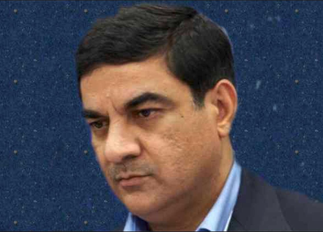 সঞ্জয় ভাণ্ডারী:
২০১৬-র এপ্রিলে আয়কর দফতর তাঁর বাড়ি এবং অফিসে তল্লাশি চালায়। তাতে নিরাপত্তাসংক্রান্ত গুরুত্বপূর্ণ গোপন নথি মেলে। ফরেন এক্সচেঞ্জ ম্যানেজমেন্ট অ্যাক্ট (এফইএমএ) অমান্য করে প্রায় ২৭ কোটি টাকা আর্থিক তছরুপের অভিযোগ রয়েছে আর্মস‌্ ডিলার সঞ্জয় ভাণ্ডারীর বিরুদ্ধে। তিনিও অন্য দেশে গা ঢাকা দিয়ে রয়েছেন বলে গোয়েন্দাদের দাবি।