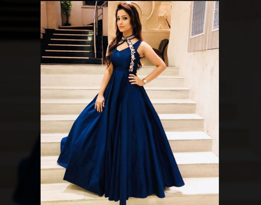 আদা খান: হিন্দি ধারাবাহিক জগতের অত্যন্ত জনপ্রিয় অভিনেত্রী। ‘নাগিন’ ধারাবাহিকে অভিনয় করে নজর কেড়েছিলেন আদা। শোনা যায়, আদা বেশ কয়েক বার বলিউডে কাজ করার সুযোগ পেয়েছিলেন। কিন্তু তিনি মনে করেন, বলিউডে কাজ করতে তিনি প্রস্তুত নন। তাই সুযোগ নাকচ করেছিলেন।