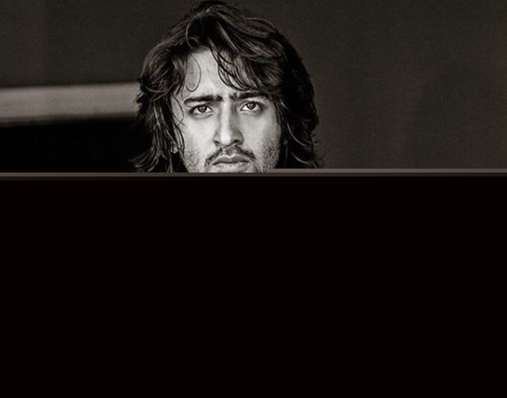 শাহির শেখ: পেশায় এক জন আইনজীবী ছিলেন। পরে অভিনয় জগতে প্রবেশ করেন। ‘কুছ রং পেয়ার কে অ্যায়সে ভি’ ধারাবাহিক খ্যাত ‘দেব’ শাহির শেখ। শাহিরও নাকি বেশ কয়েক বার ছবিতে অভিনয় করার সুযোগ পেয়েছিলেন। কিন্তু তাঁর বক্তব্য, ছবিতে একটি ছোট রোলে অভিনয় করার চেয়ে ধারাবাহিকের মূল চরিত্রে অভিনয় করে তিনি অনেক বেশি খুশি।