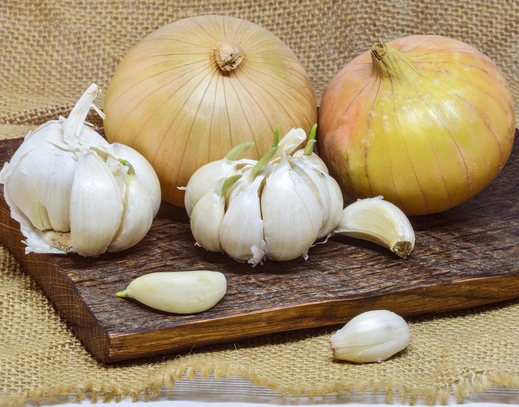 রসুন: প্রতিদিন রসুন খেলে শরীরে ফ্যাট জাতীয় পদার্থ জমা বন্ধ হয়ে যায়। চল্লিশোর্ধ পুরুষদের জন্য যা খুবই উপকারী। বিশেষজ্ঞেরা জানাচ্ছেন, এর ফলে হার্টও ভাল থাকে।