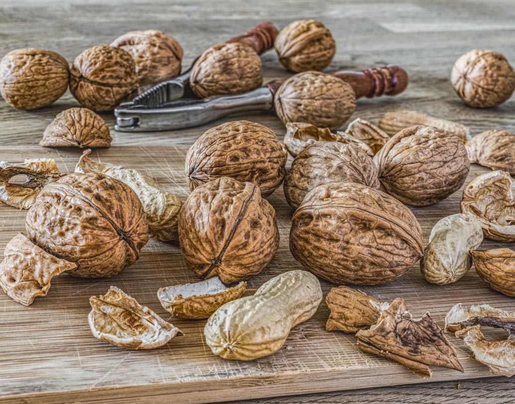 ওয়ালনাট: চল্লিশের পরেও সুস্থ এবং তরতাজা থাকতে প্রতিদিনের ডায়েটে নিয়ম করে ওয়ালনাট রাখুন। এতে রয়েছে, ভিটামিন ই, মেলাটোনিন এবং অ্যান্টিঅক্সিডেন্ট, যা প্রস্টেট ক্যানসারের ঝুঁকি কমায়।