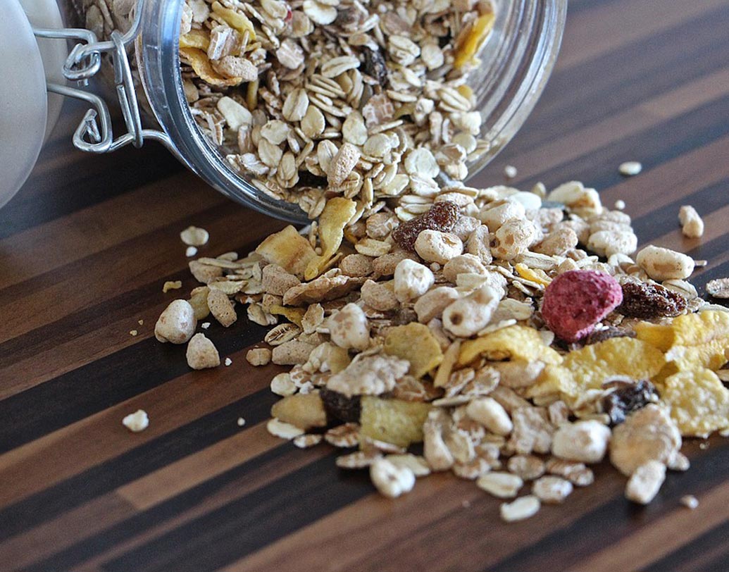 ওটমিল: চল্লিশের বেশি বয়সী পুরুষদের জন্য খুবই পুষ্টিকর ওটমিল। হাফ কাপ ওটসে রয়েছে ১৪৮ ক্যালোরি। নিয়মিত প্রাতরাশে এই মিল রাখলে কোলেস্টেরল এবং ব্লাড সুগার নিয়ন্ত্রণে থাকে, হৃদরোগের সম্ভাবনা কমে।