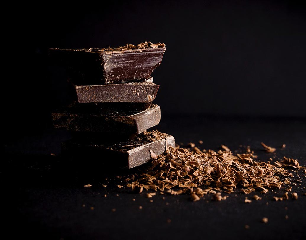 ডার্ক চকোলেট: জানেন কি, হার্ট ভাল রাখে ডার্ক চকোলেট? কোলেস্টেরল কমায়। পাশাপাশি, আপনার মুডও ভাল রাখবে ডার্ক চকোলেট।